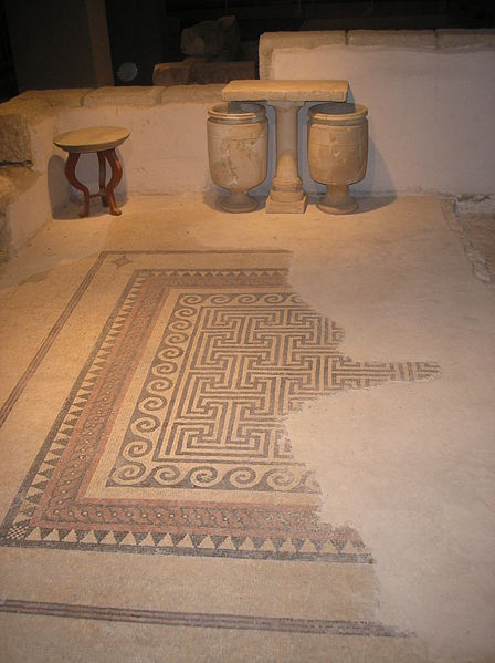 פסיפס באחד הבתים וכלי-אבן